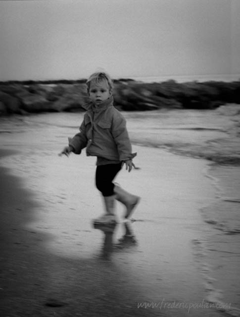 Instantanés - série noir et blanc - Enfant à la Plage