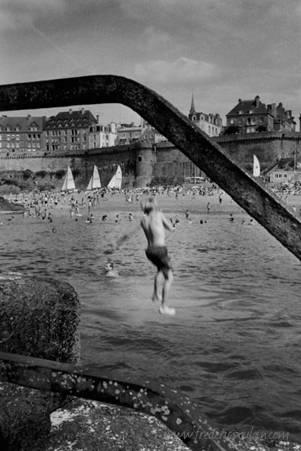 Instantanés - série noir et blanc - plongeur à Saint-Malo